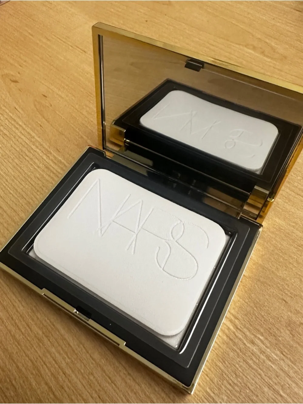 NARS Translucent Light Reflecting Setting Powder - Picture 3 of 3